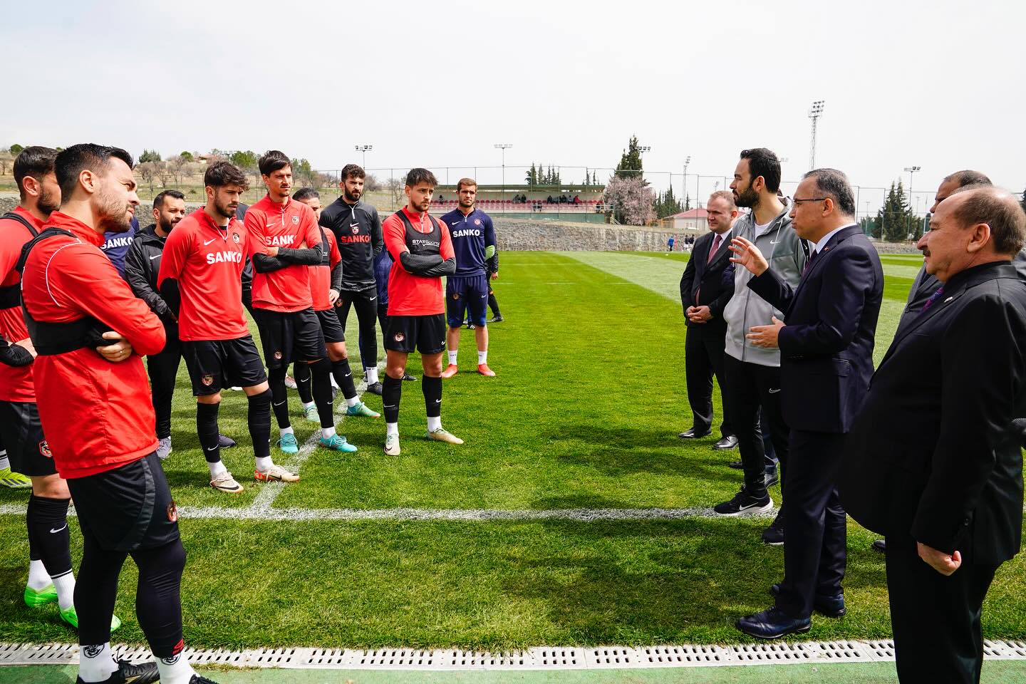 Gaziantep Valisi, Gaziantep Futbol Kulübü'nü tebrik etmek için özel bir ziyaret gerçekleştirdi.