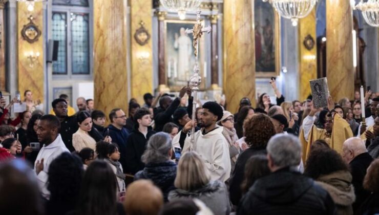 İstanbul’daki kiliselerde Noel ayini | Son dakika haberleri