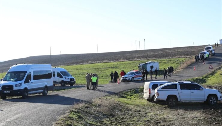 Diyarbakır’da öğrenci taşıyan minibüs devrildi: 9 yaralı