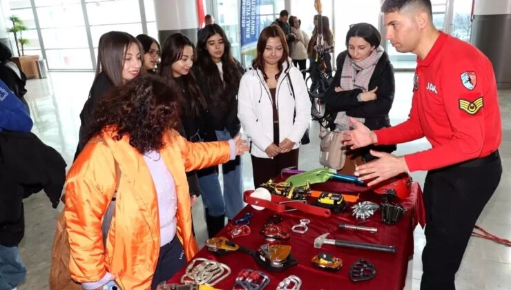 Erzincan Binali Yıldırım Üniversitesi’nde Jandarma Tanıtım Faaliyeti Düzenlendi